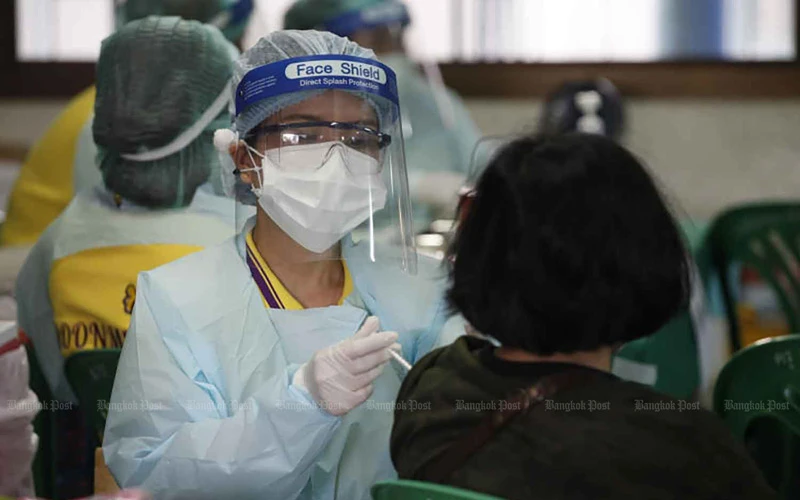 Nhân viên y tế tiêm vaccine ngừa Covid-19 cho người dân ở quận Klong Toey. (Ảnh: Bưu điện Bangkok)