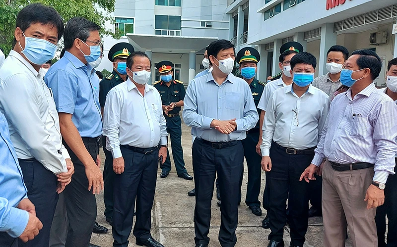 Khi đến TP Hà Tiên (Kiên Giang) kiểm tra công tác phòng chống dịch bệnh Covid-19, Bộ trưởng Y tế Nguyễn Thanh Long đã chỉ đạo các đơn vị thuộc Bộ hỗ trợ Kiên Giang trong công tác phòng chống Covid-19.