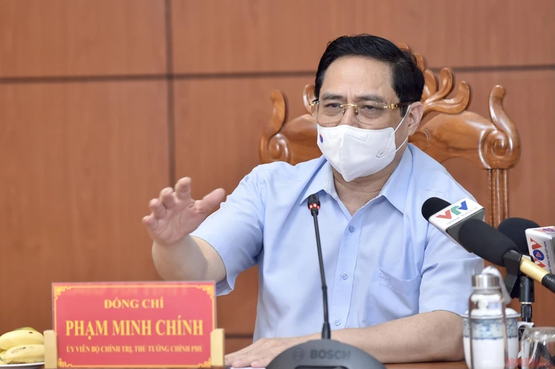 Thủ tướng Phạm Minh Chính phát biểu tại cuộc họp khẩn về phòng chống dịch Covid-19 tại đầu cầu trụ sở UBND tỉnh An Giang.