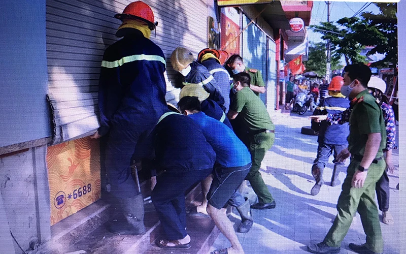 Lực lượng chữa cháy phá cửa chữa cháy ở Ngân hàng SHB chi nhánh Ninh Bình.
