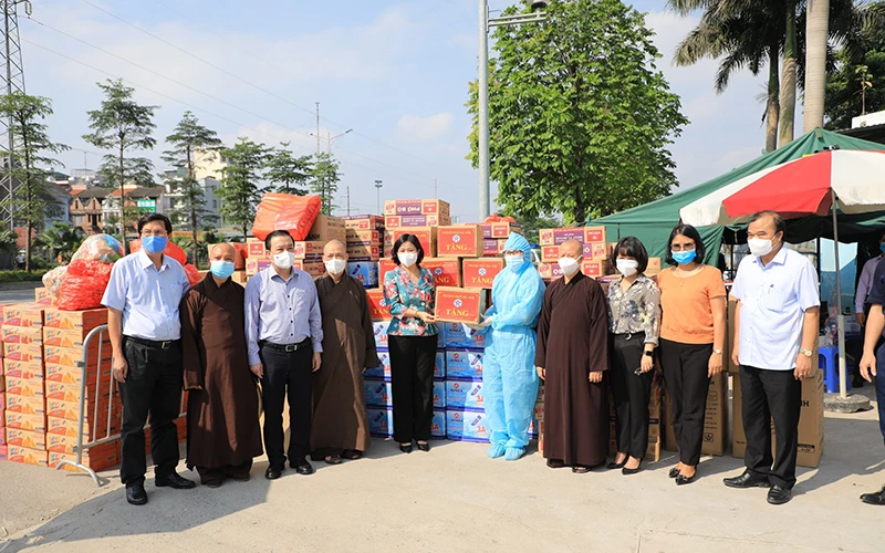 Nhiều phần quà đã được lãnh đạo thành phố, đại diện Mặt trận tổ quốc TP Hà Nội, Giáo hội Phật giáo Việt Nam TP Hà Nội trao tới bệnh viện trong chiều 9-5.