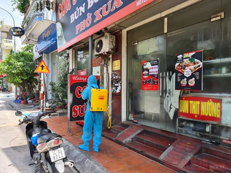 Lực lượng chức năng phun thuốc khử khuẩn quán cơm sườn Nam Bộ ở phường Trần Hưng Đạo, TP Hạ Long.