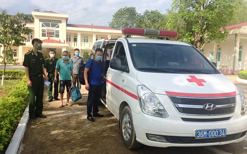 Bàn giao hai đối tượng cho Trung tâm y tế huyện Quan Sơn.