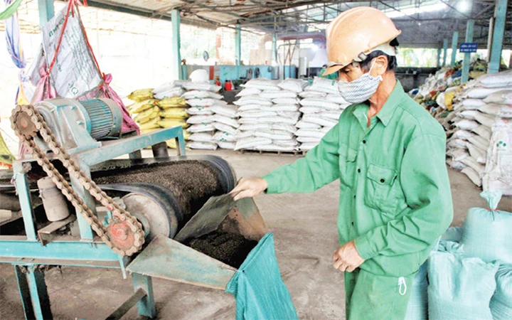 Dây chuyền tái chế rác thải hữu cơ thành phân hữu cơ phục vụ sản xuất nông nghiệp tại Nhà máy xử lý rác thải Quỳnh Côi, huyện Quỳnh Phụ (Thái Bình). Ảnh: THẾ DUYỆT