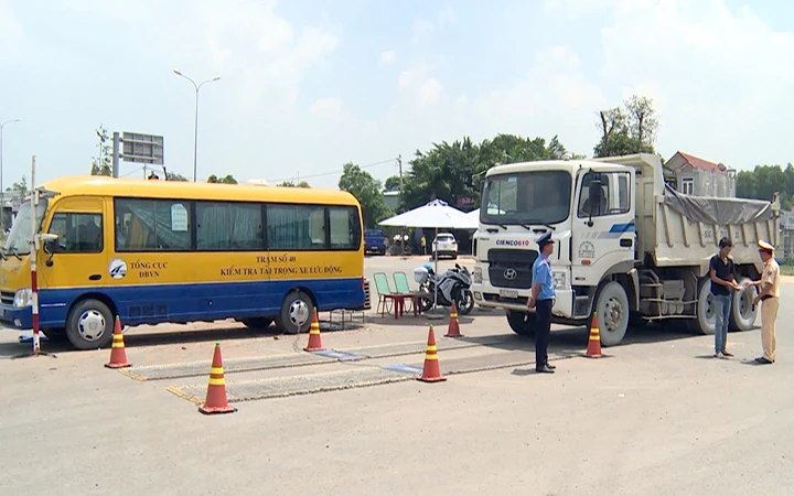 Lực lượng chức năng tỉnh Đồng Nai cân kiểm tra xe chở quá tải trọng trên quốc lộ 1A, đoạn qua TP Biên Hòa.