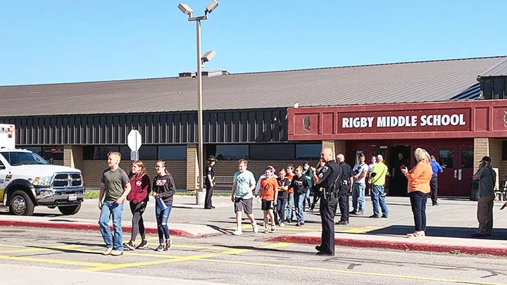 Cảnh sát sơ tán học sinh sau vụ nổ súng tại Trường Rigby, bang Idaho (Mỹ). Ảnh: POST REGISTER