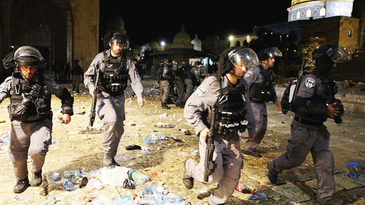 Cảnh sát Israel đụng độ người biểu tình Palestine tại khu vực đền Al-Aqsa ở Jerusalem. Ảnh: REUTERS