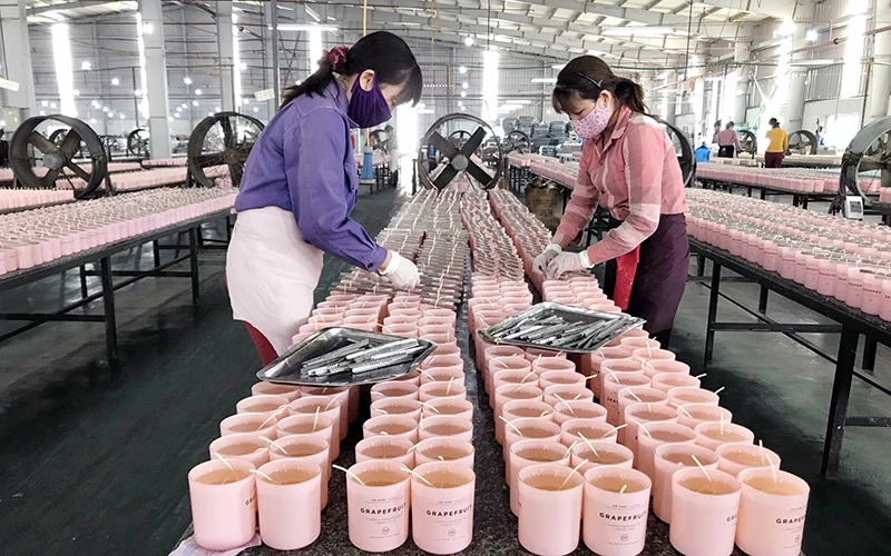 Sản xuất nến tại Công ty TNHH một thành viên Nến nghệ thuật AIDI Việt Nam (Khu công nghiệp Cái Lân, Quảng Ninh).