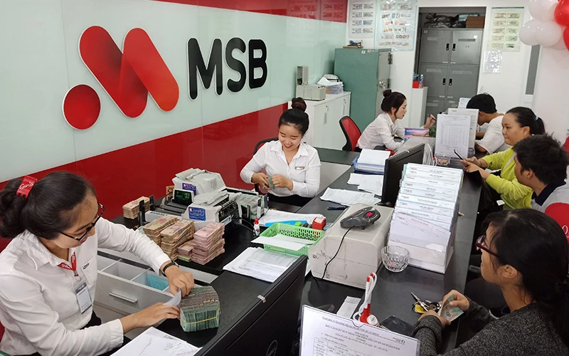 Khách hàng giao dịch tại Chi nhánh ngân hàng MSB. 