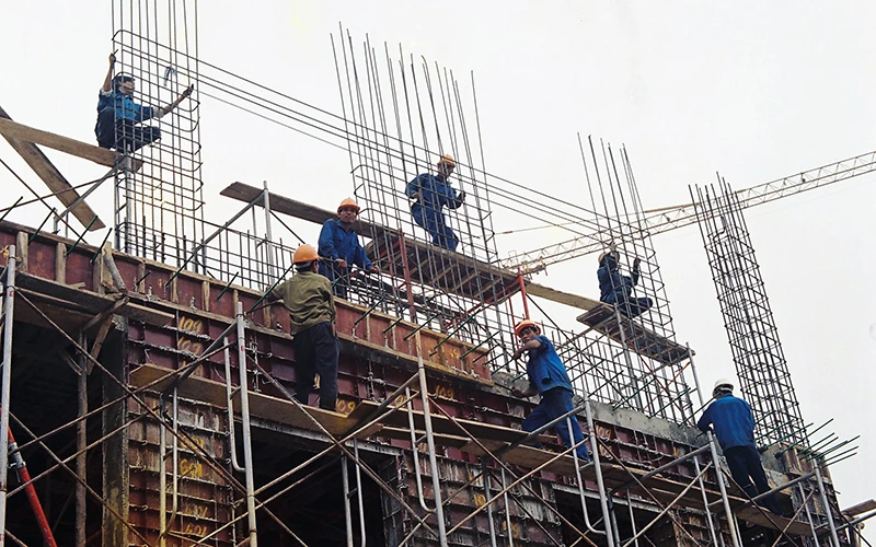 Công nhân trên công trường xây dựng nhà chung cư cao tầng tại quận Nam Từ Liêm (Hà Nội). Ảnh: NGỌC MAI