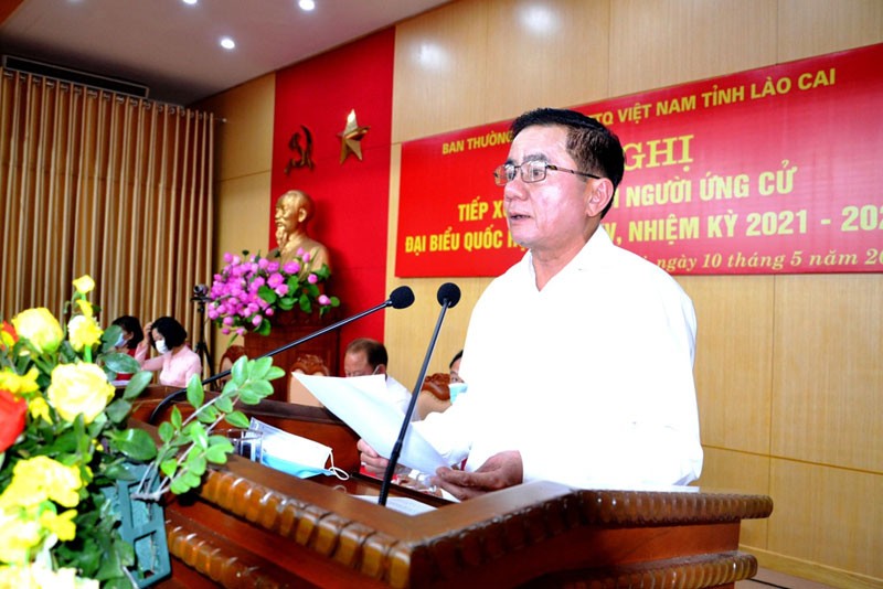 Đồng chí Trần Cẩm Tú phát biểu tại Hội nghị tiếp xúc cử tri đơn vị bầu cử số 2 ở Lào Cai.
