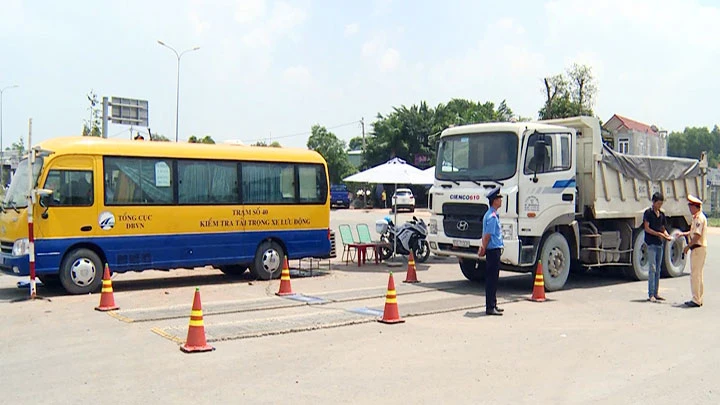Lực lượng chức năng tỉnh Đồng Nai cân kiểm tra xe chở quá tải trọng trên quốc lộ 1A, đoạn qua TP Biên Hòa. Ảnh: THIÊN VƯƠNG