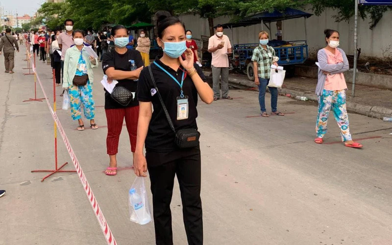 Người dân giữ khoảng cách an toàn trong một khu vực tiêm Vaccine ở Phnom Penh (Ảnh: Fresh News)