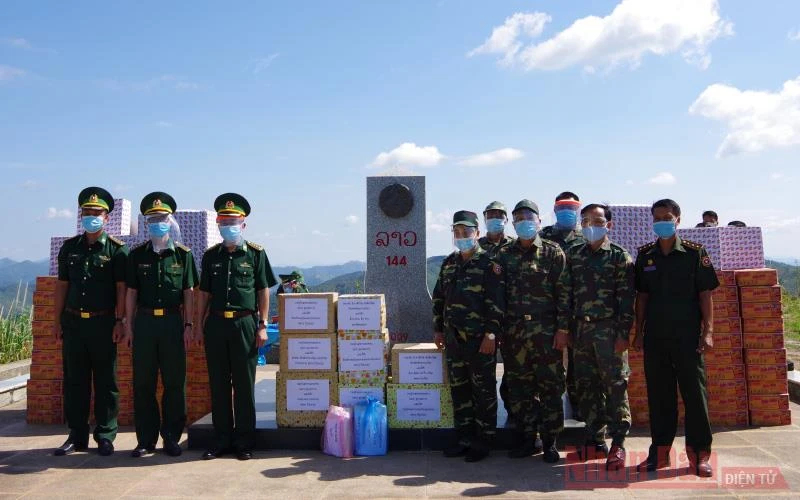 Bộ Chỉ huy BĐBP tỉnh Điện Biên trao vật tư phòng, chống dịch cho Bộ Chỉ huy Quân sự tỉnh Luông Pra Băng.