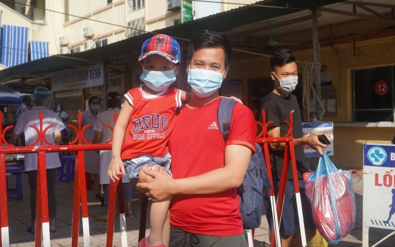 Nhiều bệnh nhân và người nhà bệnh nhân vui mừng khi có lệnh gỡ bỏ phong tỏa tạm thời Bệnh viện đa khoa Thái Bình.