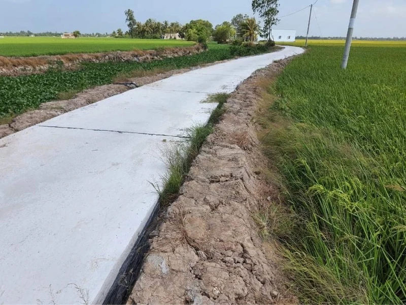 Công trình tuyến lộ giao thông thuộc xã Minh Diệu, huyện Hòa Bình (Bạc Liêu) xuống cấp vừa được khắc phục, sửa chữa. (Ảnh: Huy Diệu)