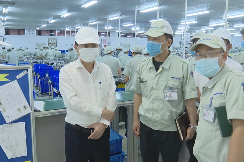 Chủ tịch UBND tỉnh Hà Nam đi kiểm tra công tác phòng, chống dịch tại Khu công nghiệp Đồng Văn, thị xã Duy Tiên.