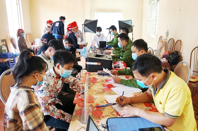 Công an tỉnh Lào Cai làm thủ tục cấp CCCD cho đồng bào vùng cao, dân tộc thiểu số.