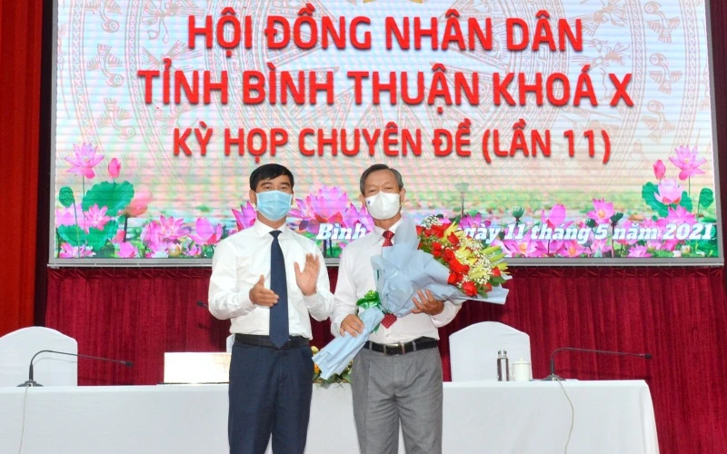Đồng chí Dương Văn An, Ủy viên T.Ư Đảng, Bí thư Tỉnh ủy Bình Thuận chúc mừng ông Phan Văn Đăng (người cầm hoa) được HĐND tỉnh Bình Thuận (khóa X) bầu giữ chức vụ Phó Chủ tịch UBND tỉnh Bình Thuận, nhiệm kỳ 2016-2021.
