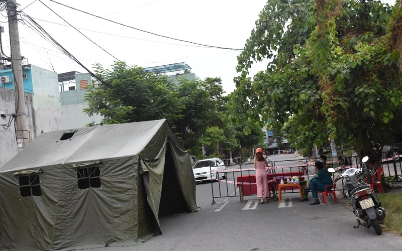Trưa 11-5, lực lượng chức năng phường Nại Hiên Đông lập chốt tại khu vực nhà bệnh nhân trên đường Nguyễn Khắc Cần.