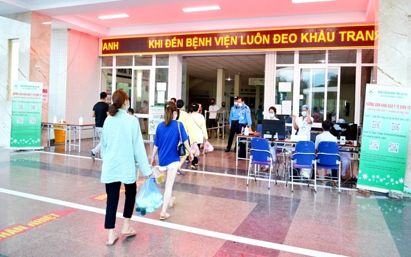 Hạn chế, kiểm soát chặt chẽ người thăm nuôi ở Bệnh viện đa khoa tỉnh Lào Cai.