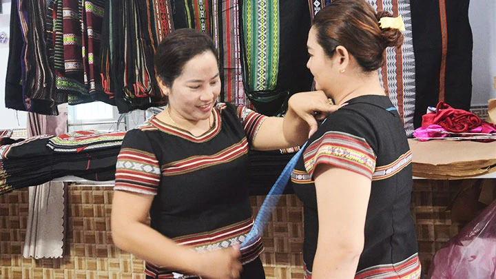 Cửa hàng nhỏ của H’Tuyết được nhiều người tìm đến đặt may các bộ trang phục dân tộc.