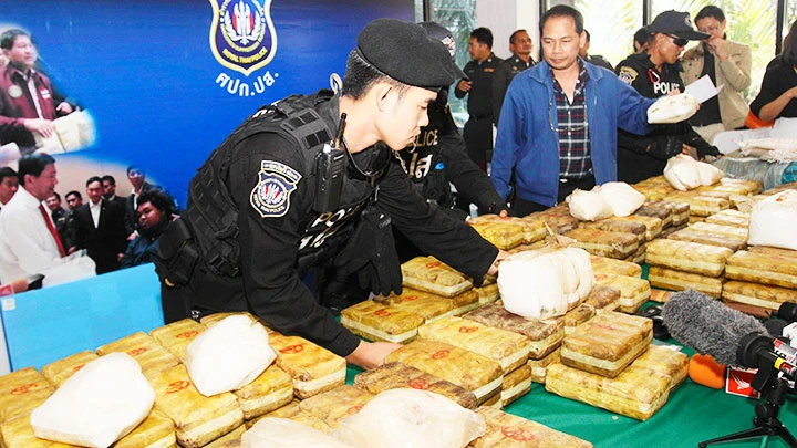 Cảnh sát Thái-lan thu giữ lượng lớn ma túy sau một chiến dịch truy quét. Ảnh: AP