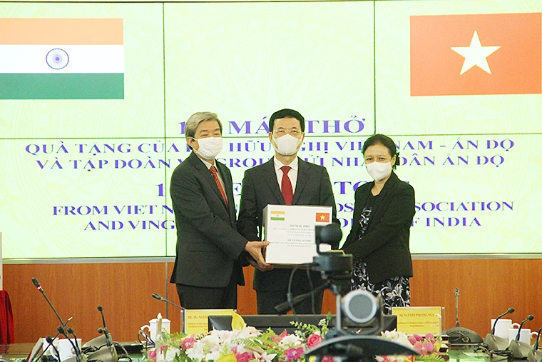 Bộ trưởng TT-TT Nguyễn Mạnh Hùng trao tặng 100 máy thở cho nhân dân Ấn Độ.