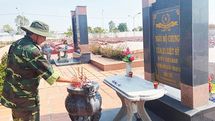 CCB Hồ Đại Đồng đi thăm đồng đội ở Nghĩa trang liệt sĩ huyện Sa Thầy trước khi bắt đầu mỗi hành trình tìm kiếm.