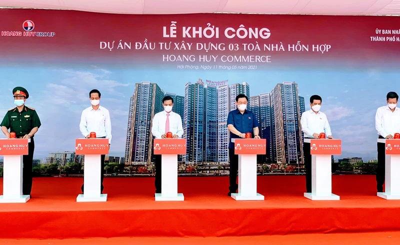 Chủ tịch Quốc hội Vương Đình Huệ cùng các đại biểu nhấn nút khởi công dự án.