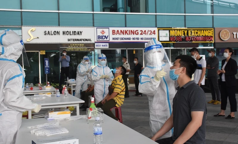 Xét nghiệm cho hơn 2.000 nhân viên Cảng hàng không quốc tế Đà Nẵng sáng nay, 11-5.