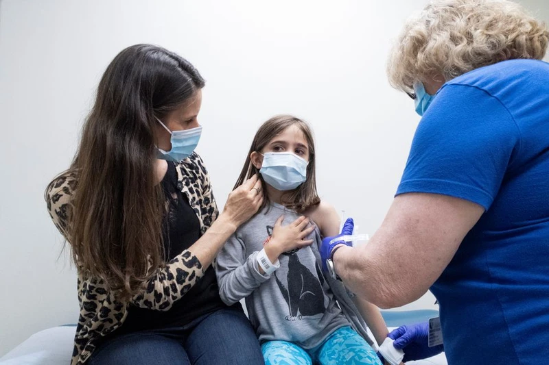 Marisol Gerardo, 9 tuổi, được mẹ đưa đi tiêm liều thứ hai của vaccine ngừa Covid-19 của Pfizer trong một thử nghiệm lâm sàng cho trẻ em tại Mỹ ngày 12-4. Ảnh: Reuters.