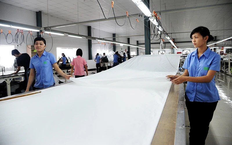 Công nhân Công ty TNHH MSA-YB (tỉnh Tuyên Quang) pha chế vải. Ảnh: Anh An