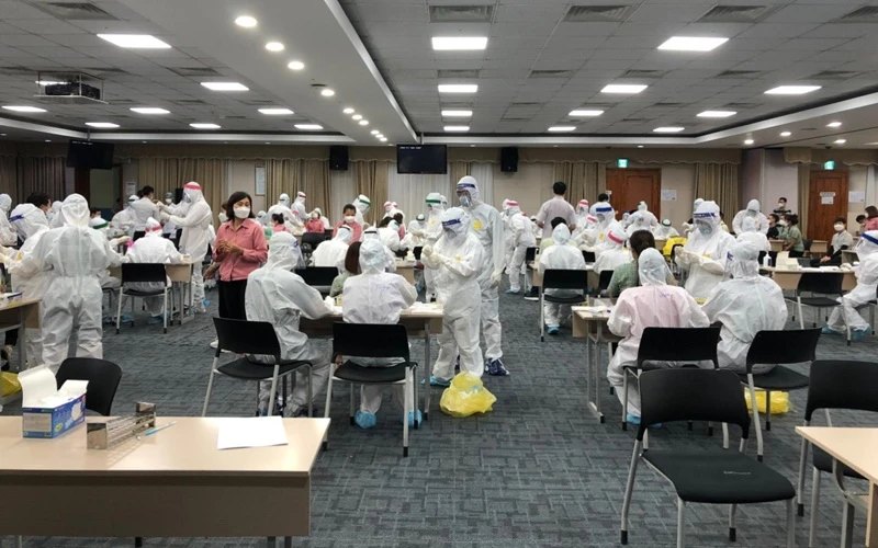 Nhân viên y tế lấy mẫu xét nghiệm tại nhà máy Samsung Bắc Ninh.
