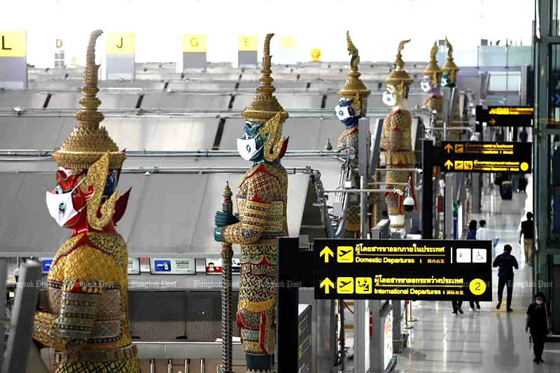 Các bức tượng ở sân bay Suvarnabhumi được đeo khẩu trang để nhắc nhở người dân đề cao ý thức tự bảo vệ trước dịch Covid-19. (Ảnh: Bưu điện Bangkok)