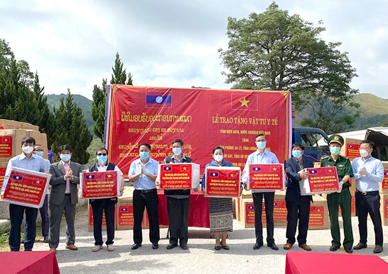 Lãnh đạo Sở Y tế Điện Biên trao vật tư y tế tặng các tỉnh Bắc Lào.
