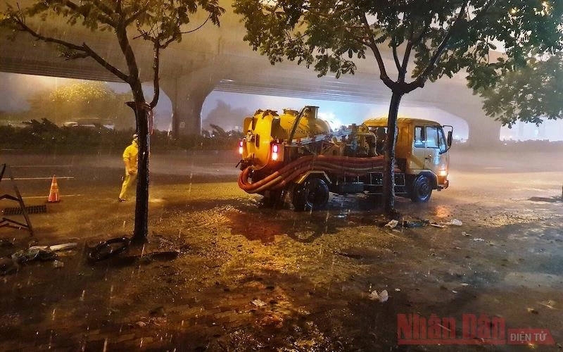 Mưa lớn gây ngập nhiều tuyến phố tại Hà Nội.