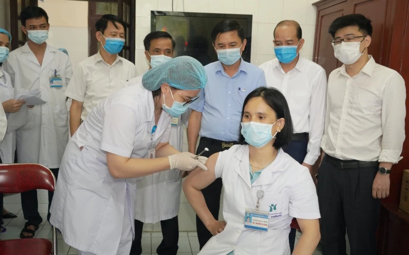 Tiêm vaccine ngừa Covid-19 tại Bệnh viện đa khoa tỉnh Hà Nam.