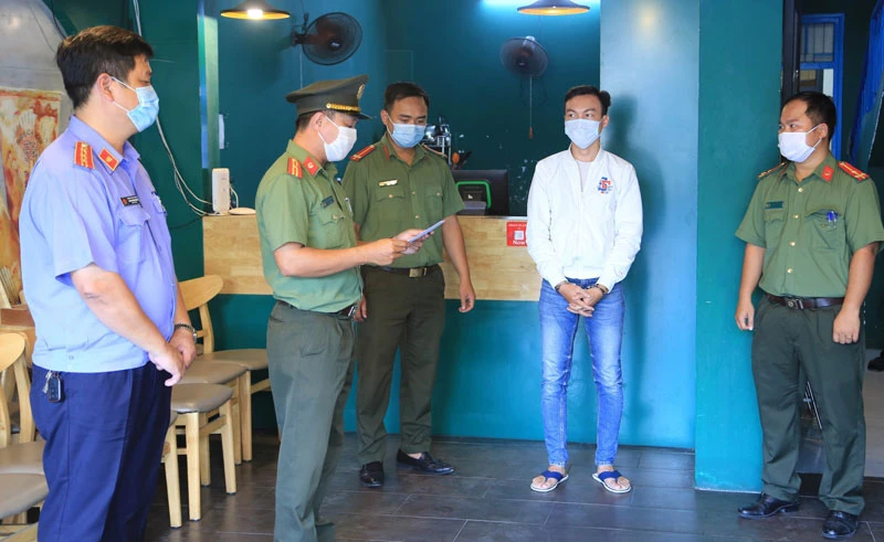 Lực lượng chức năng tống đạt quyết định khởi tố bị can, bắt tạm giam bốn tháng đối với Nguyễn Trần Anh Tuấn.