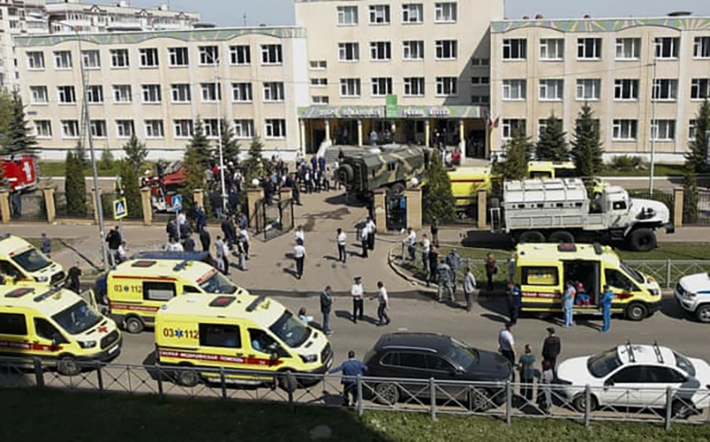 Bên ngoài trường học liên cấp số 175 ở thành phố Ca-dan (Nga), nơi xảy ra vụ xả súng.