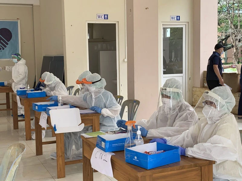 Y, bác sĩ Lào tại buổi lấy mẫu bệnh phẩm, phục vụ xét nghiệm SARS-CoV-2 cho sinh viên Việt Nam tại Đại học Quốc gia Lào.