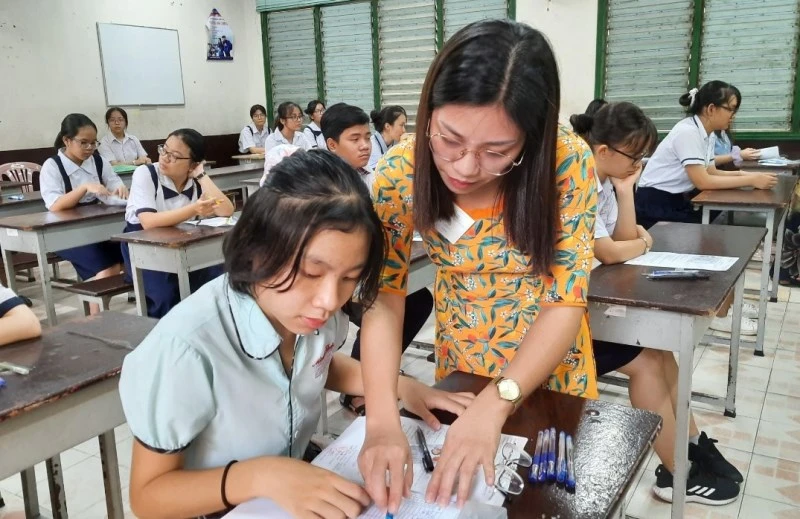 Học sinh khối 9 và khối 12 ở TP Hồ Chí Minh được tiếp tục đến trường.