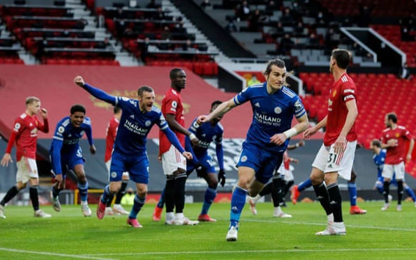 Các cầu thủ Leicester (áo xanh) mừng bàn thắng nâng tỷ số lên 2-1 của Soyuncu.