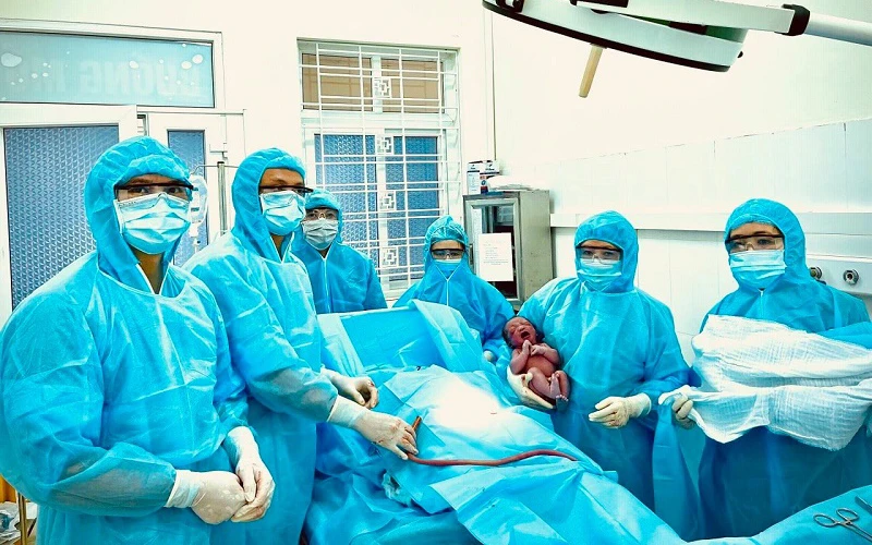Phẫu thuật lấy thai an toàn tại khu cách ly