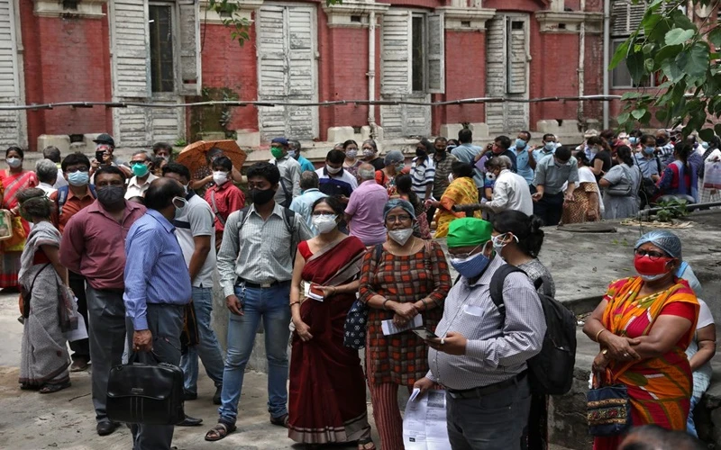Người dân Ấn Độ trong lúc chờ tiêm vaccine ngừa Covid-19. (Ảnh: Reuters)