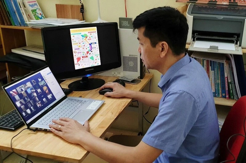 Giáo viên Trường THPT Chuyên Bắc Ninh dạy học trực tuyến môn Địa lý trong thời gian học sinh tạm dừng đến trường. (Ảnh: http://baobacninh.com.vn)