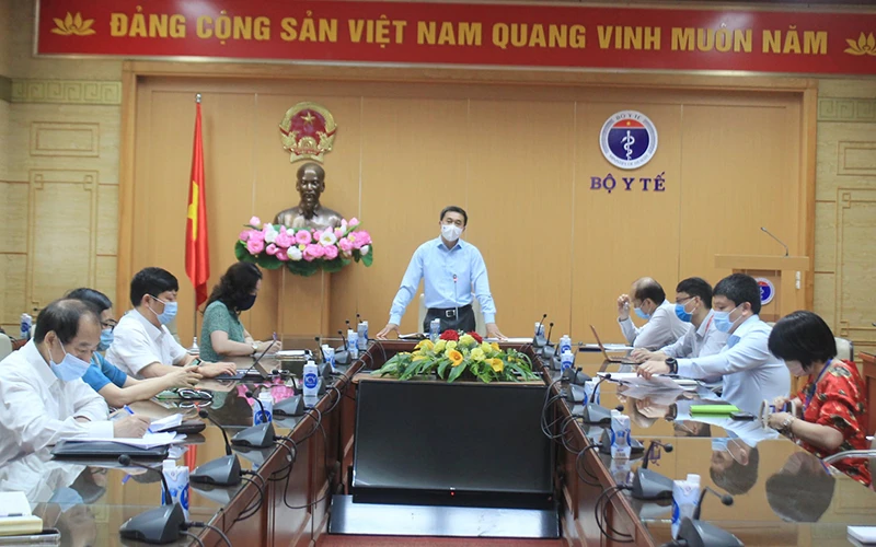 Thứ trưởng Bộ Y tế Trần Văn Thuấn chủ trì cuộc họp trực tuyến.