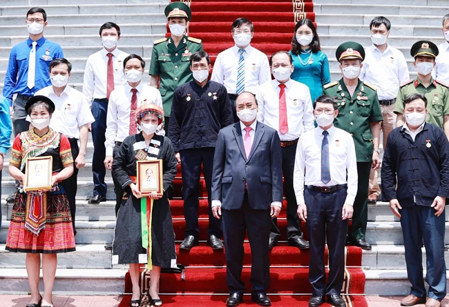 Chủ tịch nước Nguyễn Xuân Phúc tặng chân dung Chủ tịch Hồ Chí Minh cho các đại biểu. Ảnh: THỐNG NHẤT (TTXVN)