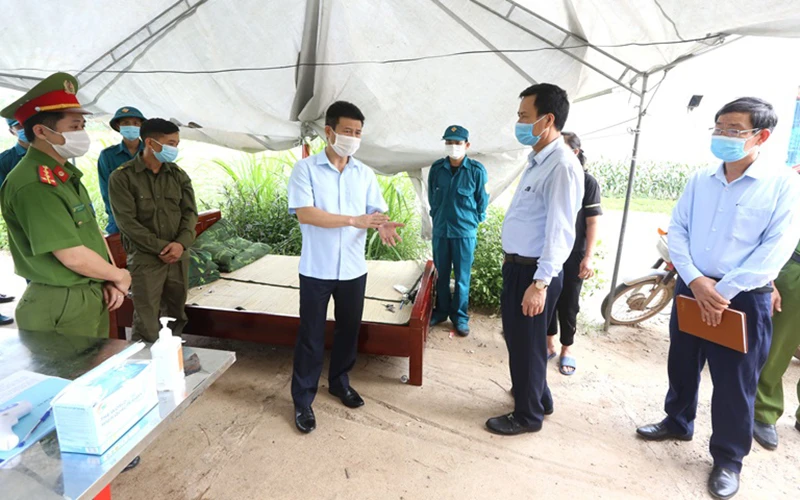 Phó Chủ tịch UBND tỉnh Vĩnh Phúc Vũ Chí Giang kiểm tra các điểm chốt kiểm soát dịch bệnh. 