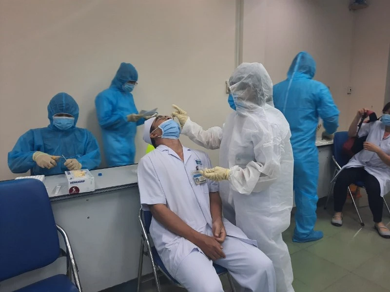 Bệnh viện Ung bướu TP Hồ Chí Minh xét nghiệm tầm soát Covid-19 cho nhân viên. (Ảnh: BVCC)